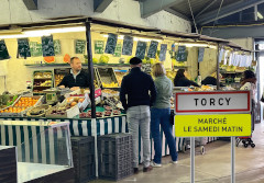 Personnes de dos au marché de Torcy