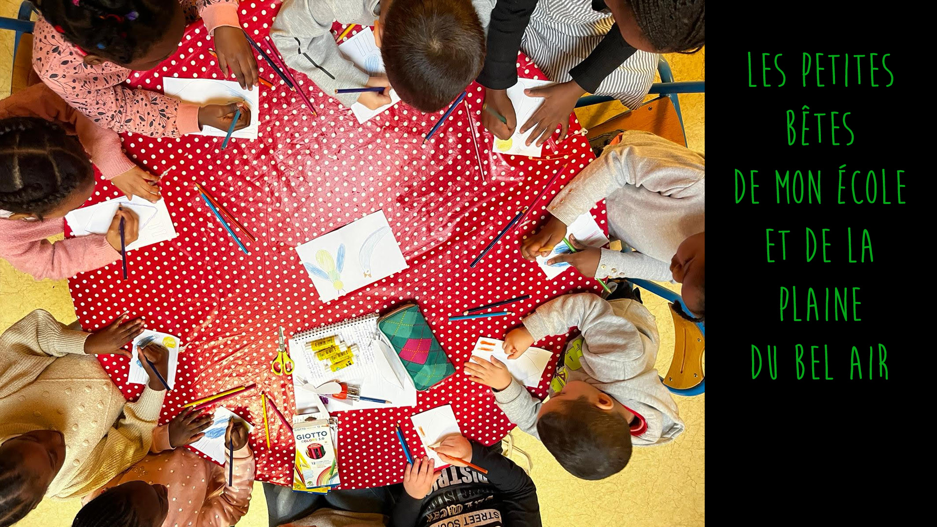Enfants du Bel Air coloriant des dessins autour d'une table